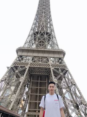 人站在建筑的摆设布局中度可信度描述已自动生成