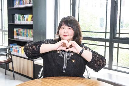 女孩站在房间里中度可信度描述已自动生成