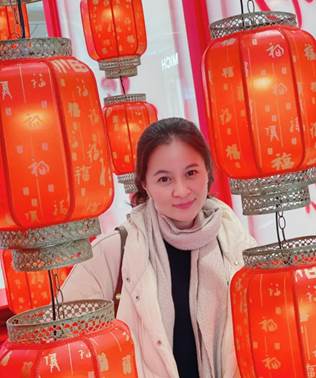 图片包含 人, 袋子, 女人, 站描述已自动生成