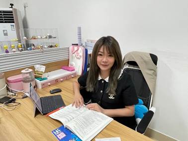 桌子上放着笔记本电脑前的人中度可信度描述已自动生成