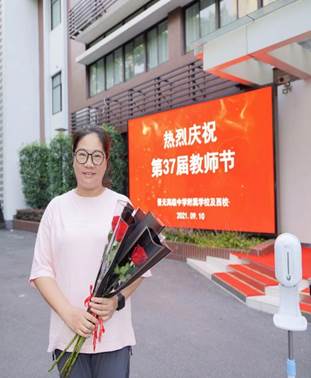 男人手上拿着纸低可信度描述已自动生成