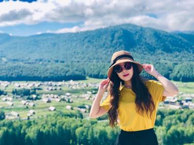 女人站在山上描述已自动生成
